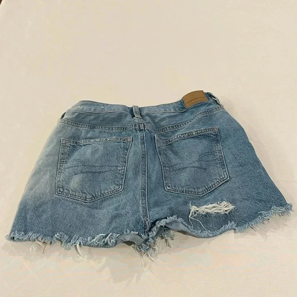American Eagle women a jean shorts high rise mom short distressed size‎ 4 EUC
